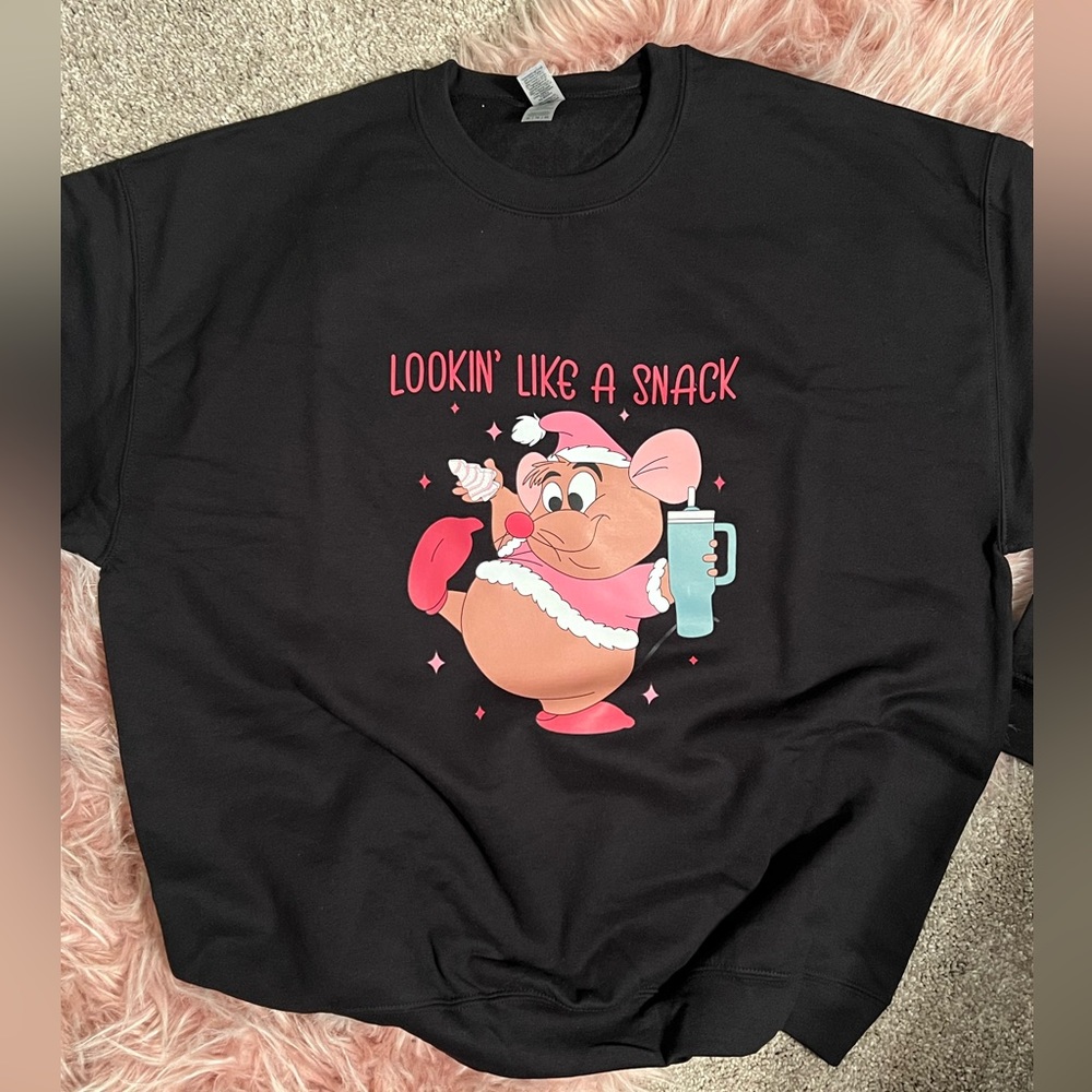 🎄CHRISTMAS🎄 Looking like a snack crewneck sweatshirt. Black. Size L.